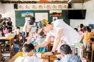 美度新款女士腕表驚艷亮相解放碑 形象大使吳尊走進合川小學(xué)建圖書室 形象大使 解放碑 吳尊 美度 腕表 熱點動態(tài)  第3張